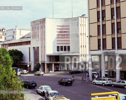 Pordenone,1996. Le giornate sul cinema mutò. Il cinema teatro Verdi. Cinema silent film muto festival .Pordenone,1996. days of silent films . The cinema theatre Verdi-Archivio Graziano Arici.LArchivio Arici non è riuscito ad avere informazioni sullautore di questa foto. Siamo comunque a disposizione di qualunque avente diritto per riconoscere eventuali proprietà intellettuali che non sia stato possibile fin qui attribuire. .Qualora si fosse inavvertitamente leso qualsiasi diritto di riproduzione, si prega di contattare lArchivio che provvederà a rimuovere le immagini in questione..La cessione dei diritti di questa immagine si intende per quanto di nostra competenza. Non comprende invece le eventuali spese  relative a diritti che potranno essere richiesti dagli Enti o persone fisiche cui appartengono eventualmente i soggetti  ripresi. Tali costi, ove necessari, e l’espletamento di qualsivoglia pratica di richiesta di concessione del permesso di pubblicazione sono esclusivamente a carico e a cura del soggetto acquirente di questa immagine....