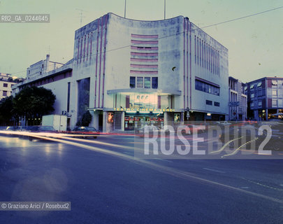 Pordenone,1996. Le giornate sul cinema mutò. Il cinema teatro Verdi. Cinema silent film muto festival .Pordenone,1996. days of silent films . The cinema theatre Verdi-Archivio Graziano Arici.LArchivio Arici non è riuscito ad avere informazioni sullautore di questa foto. Siamo comunque a disposizione di qualunque avente diritto per riconoscere eventuali proprietà intellettuali che non sia stato possibile fin qui attribuire. .Qualora si fosse inavvertitamente leso qualsiasi diritto di riproduzione, si prega di contattare lArchivio che provvederà a rimuovere le immagini in questione..La cessione dei diritti di questa immagine si intende per quanto di nostra competenza. Non comprende invece le eventuali spese  relative a diritti che potranno essere richiesti dagli Enti o persone fisiche cui appartengono eventualmente i soggetti  ripresi. Tali costi, ove necessari, e l’espletamento di qualsivoglia pratica di richiesta di concessione del permesso di pubblicazione sono esclusivamente a carico e a cura del soggetto acquirente di questa immagine....