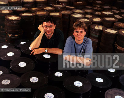 Pordenone,1996. Le giornate sul cinema mutò. Gli organizzatori Cinema silent film muto festival .Pordenone,1996. days of silent films -Archivio Graziano Arici.LArchivio Arici non è riuscito ad avere informazioni sullautore di questa foto. Siamo comunque a disposizione di qualunque avente diritto per riconoscere eventuali proprietà intellettuali che non sia stato possibile fin qui attribuire. .Qualora si fosse inavvertitamente leso qualsiasi diritto di riproduzione, si prega di contattare lArchivio che provvederà a rimuovere le immagini in questione..La cessione dei diritti di questa immagine si intende per quanto di nostra competenza. Non comprende invece le eventuali spese  relative a diritti che potranno essere richiesti dagli Enti o persone fisiche cui appartengono eventualmente i soggetti  ripresi. Tali costi, ove necessari, e l’espletamento di qualsivoglia pratica di richiesta di concessione del permesso di pubblicazione sono esclusivamente a carico e a cura del soggetto acquirente di questa immagine....