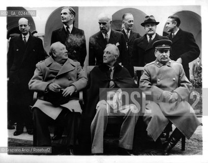 -Stampa ai sali dargento vintage misura 18x23 cm.Conferenza di Jalta (Crimea)(4-11febbraio 1945).Stampa ai sali dargento vintage misura 18x23 cm.Nella foto seduti da sinistra Winston Churchill, Franklin Delano Roosevelt e  Stalin, capi dei governi del regno Unito, degli Stati Uniti e dellUnione Sovietica.In piedi alle loro spalle:Field Marshal Sir Alan Brooke, lammiraglio Ernest King, lammiraglio William D. Leahy, il Generale dellesercito George Marshall, il Maggiore Generale Laurence S. Kuter, il Generale Aleksei Antonov, il vice ammiraglio Stepan Kucherov,e lammiraglio Nikolay Kuznetsov. Guerra Storia Seconda Guerra Mondiale conferenza incontro ONU Jalta decisioni .-Jalta Conference (4-11february 1945). Silver salt print cm 23x18. The Big Three at the Yalta Conference, Winston Churchill, Franklin D. Roosevelt and Joseph Stalin. Behind them stand, from the left, Field Marshal Sir Alan Brooke, Fleet Admiral Ernest King, Fleet Admiral William D. Leahy, General of the Army George Marshall, Major General Laurence S. Kuter, General Aleksei Antonov, Vice Admiral Stepan Kucherov, and Admiral of the Fleet Nikolay Kuznetsov..-Archivio Graziano Arici.LArchivio Arici non è riuscito ad avere informazioni sullautore di questa foto. Siamo comunque a disposizione di qualunque avente diritto per riconoscere eventuali proprietà intellettuali che non sia stato possibile fin qui attribuire. .Qualora si fosse inavvertitamente leso qualsiasi diritto di riproduzione, si prega di contattare lArchivio che provvederà a rimuovere le immagini in questione..La cessione dei diritti di questa immagine si intende per quanto di nostra competenza. Non comprende invece le eventuali spese  relative a diritti che potranno essere richiesti dagli Enti o persone fisiche cui appartengono eventualmente i soggetti  ripresi. Tali costi, ove necessari, e l’espletamento di qualsivoglia pratica di richiesta di concessione del permesso di pubblicazione sono esclusivamente a carico e a cura del soggetto acquirente di questa immagine...