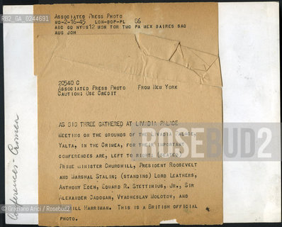-Stampa ai sali dargento vintage misura 18x23 cm.Conferenza di Jalta (Crimea)(4-11febbraio 1945).Stampa ai sali dargento vintage misura 18x23 cm.Nella foto seduti da sinistra Winston Churchill, Franklin Delano Roosevelt e  Stalin, capi dei governi del regno Unito, degli Stati Uniti e dellUnione Sovietica.In piedi alle loro spalle:Field Marshal Sir Alan Brooke, lammiraglio Ernest King, lammiraglio William D. Leahy, il Generale dellesercito George Marshall, il Maggiore Generale Laurence S. Kuter, il Generale Aleksei Antonov, il vice ammiraglio Stepan Kucherov,e lammiraglio Nikolay Kuznetsov. Guerra Storia Seconda Guerra Mondiale conferenza incontro ONU Jalta decisioni .-Jalta Conference (4-11february 1945). Silver salt print cm 23x18. The Big Three at the Yalta Conference, Winston Churchill, Franklin D. Roosevelt and Joseph Stalin. Behind them stand, from the left, Field Marshal Sir Alan Brooke, Fleet Admiral Ernest King, Fleet Admiral William D. Leahy, General of the Army George Marshall, Major General Laurence S. Kuter, General Aleksei Antonov, Vice Admiral Stepan Kucherov, and Admiral of the Fleet Nikolay Kuznetsov..-Archivio Graziano Arici.LArchivio Arici non è riuscito ad avere informazioni sullautore di questa foto. Siamo comunque a disposizione di qualunque avente diritto per riconoscere eventuali proprietà intellettuali che non sia stato possibile fin qui attribuire. .Qualora si fosse inavvertitamente leso qualsiasi diritto di riproduzione, si prega di contattare lArchivio che provvederà a rimuovere le immagini in questione..La cessione dei diritti di questa immagine si intende per quanto di nostra competenza. Non comprende invece le eventuali spese  relative a diritti che potranno essere richiesti dagli Enti o persone fisiche cui appartengono eventualmente i soggetti  ripresi. Tali costi, ove necessari, e l’espletamento di qualsivoglia pratica di richiesta di concessione del permesso di pubblicazione sono esclusivamente a carico e a cura del soggetto acquirente di questa immagine...