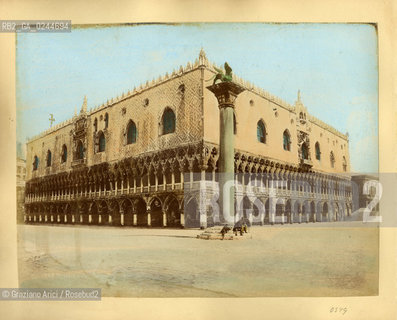 -Venezia,senza indicazione dellautore, veduta di Palazzo Ducale con la colonna di San Marco,1880 circa. Stampa allalbumina colorata a mano incollata su cartone, cm 26x19,5. Fotoantiche stampa albumina Palazzo Ducale San Marco colonna colore .-Venice, no authors indication, view of Dogès Palace and Saint Marks column, about 1880. Albumen photograph hand coloured mounted on cardboard, cm 26x19,5 © Archivio Graziano Arici