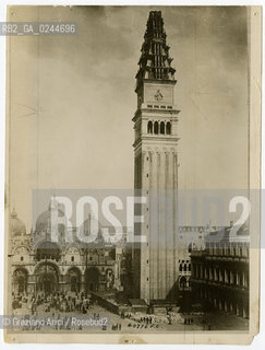 -Venezia,1911 circa,senza indicazione dellautore,veduta del Campanile di San Marco in costruzione dopo il crollo del 1902. Stampa ai sali dargento,cm 15x20. Fotoantiche stampa argento campanile San Marco ricostruzione.-Venezia,1911, no authors indication, view of Saint Marks campanile during the reconstruction. Silver salt print, cm 15x20   © Archivio Graziano Arici