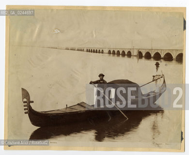-Venezia,senza indicazione dellautore, veduta della laguna con una gondola e sullo sfondo il Ponte della ferrovia,1870 circa. Stampa allalbumina incollata su cartone, cm 24x19. Fotoantiche stampa albumina Ferrovia gondola ponte Laguna.-Venice, no authors indication, view of a gondola in the Lagoon- In the background the Venice Railroad Bridge, about 1870. Albumen photograph mounted on cardboard, cm 24x19 © Archivio Graziano Arici