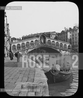 -Venezia, senza indicazione dellautore, finè800.Ponte di Rialto e Riva del Vin. Lastra in vetro per lanterna magica, cm 10x8. Fotoantiche Venezia lastra vetro Ponte Rialto.-Venice, no authors indication,end of 1800.Rialtòs Bridge and Grand Canal. Glass slide for magic lantern cm 10x8 © Archivio Graziano Arici