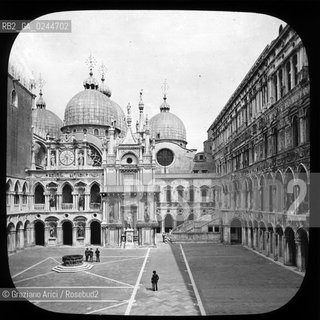 -Venezia, senza indicazione dellautore, finè800.Palazzo Ducale cortile interno Lastra in vetro per lanterna magica, cm8x8. Fotoantiche Venezia lastra vetro Palazzo Ducale cortile.-Venice, no authors indication,end of 1800.Dogès Palace-interior Glass slide for magic lantern cm 8x8 © Archivio Graziano Arici
