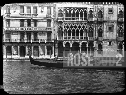 -Venezia, senza indicazione dellautore, finè800.Palazzo Cà DOro sul Canal Grande con gondola. Lastra in vetro per lanterna magica, cm 8x8. Fotoantiche Venezia lastra vetro Cà DOro palazzo facciata.-Venice, no authors indication,end of 1800.CàDOro Palace and a gondola in Grand Canal. Glass slide for magic lantern cm 8x8 © Archivio Graziano Arici