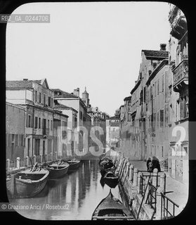 -Venezia, senza indicazione dellautore, finè800. Fondamenta Soranzo delle Fornaci Sestiere Dorsoduro Lastra in vetro per lanterna magica, cm 10x8. Fotoantiche Venezia lastra vetro Fondamenta canale .-Venice, no authors indication,end of 1800. Fondamenta Soranzo delle Fornaci Sestiere Dorsoduro Glass slide for magic lantern cm 10x8 © Archivio Graziano Arici
