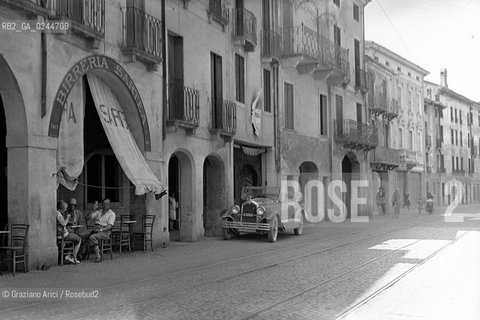 -Vicenza, senza indicazione dellautore, anni 20.Birreria Sartea.Lastra in vetro, cm 10x14. Fotoantiche Venezia lastra vetro Vicenza geo Birreria portici.-Vicenza, no authors indication, about 1920. Brasserie (birreria) Sartea. Glass slide cm 10x14 © Archivio Graziano Arici