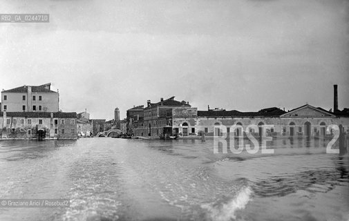 -Venezia, senza indicazione dellautore, anni 20 circa.Panoramica dalla Laguna delle Fondamenta di San Giobbe con il Macello e il Ponte dei Tre Archi.Lastra in vetro, cm 10x14. Fotoantiche Venezia lastra vetro Laguna San Giobbe Tre Archi Ex Macello.-Venice, no authors indication,about 1920. Fondamenta San Giobbe with the butchery and the Tre Archìs bridge. Glass slide cm 10x14 © Archivio Graziano Arici