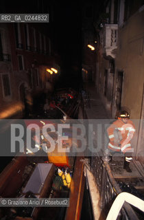 Venezia,29.01.1996.Incendio notturno al Gran Teatro La Fenice:i pompieri al lavoro. teatro fuoco incendio fiamme distruzione bruciare vigili del fuoco pompiere-Venice, 29.01.1996.Destructive fire at the Gran teatro La Fenice. burn fire blaze fireman ©Graziano Arici/Rosebud2
