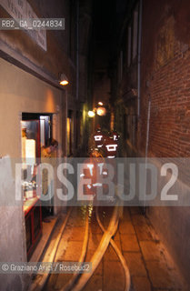 Venezia,29.01.1996.Incendio notturno al Gran Teatro La Fenice:i pompieri al lavoro. teatro fuoco incendio fiamme distruzione bruciare vigili del fuoco pompiere-Venice, 29.01.1996.Destructive fire at the Gran teatro La Fenice. burn fire blaze fireman ©Graziano Arici/Rosebud2