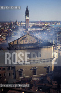 Venezia,29.01.1996.Incendio notturno al Gran Teatro La Fenice.Panoramica aerea e veduta dallalto del Teatro con il fumo dopo lincendio. teatro fuoco incendio fiamme distruzione fumo bruciare panoramica -Venice, 29.01.1996.Destructive fire at the Gran teatro La Fenice.Aerial view of theatre with the black smoke.  burn fire blaze ©Graziano Arici/Rosebud2