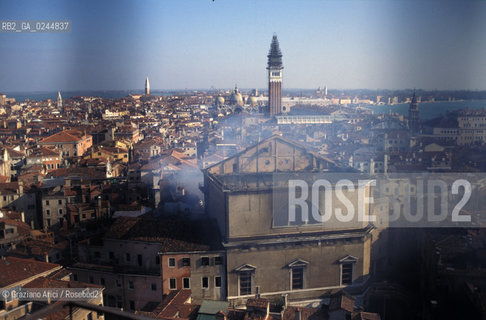 Venezia,29.01.1996.Incendio notturno al Gran Teatro La Fenice.Panoramica aerea e veduta dallalto del Teatro con il fumo dopo lincendio. teatro fuoco incendio fiamme distruzione fumo bruciare panoramica -Venice, 29.01.1996.Destructive fire at the Gran teatro La Fenice.Aerial view of theatre with the black smoke.  burn fire blaze ©Graziano Arici/Rosebud2