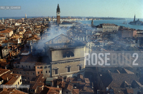 Venezia,29.01.1996.Incendio notturno al Gran Teatro La Fenice.Panoramica aerea e veduta dallalto del Teatro con il fumo dopo lincendio. teatro fuoco incendio fiamme distruzione fumo bruciare panoramica -Venice, 29.01.1996.Destructive fire at the Gran teatro La Fenice.Aerial view of theatre with the black smoke.  burn fire blaze ©Graziano Arici/Rosebud2