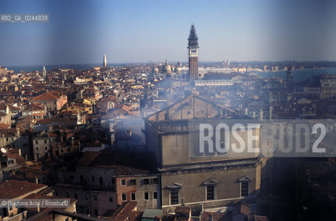 Venezia,29.01.1996.Incendio notturno al Gran Teatro La Fenice.Panoramica aerea e veduta dallalto del Teatro con il fumo dopo lincendio. teatro fuoco incendio fiamme distruzione fumo bruciare panoramica -Venice, 29.01.1996.Destructive fire at the Gran teatro La Fenice.Aerial view of theatre with the black smoke.  burn fire blaze ©Graziano Arici/Rosebud2