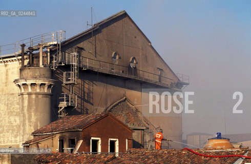 Venezia,30.01.1996.Incendio notturno al Gran Teatro La Fenice.Il Teatro visto dal Campanile di Sant Angelo la mattina dopo lincendio fuoco incendio fiamme distruzione bruciare teatro facciata-Venice, 30.01.1996.Destructive fire at the Gran teatro La Fenice.The day after the fire:view of theatre from bell tower of Sant Angelo. burn fire blaze ©Graziano Arici/Rosebud2
