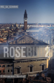 Venezia,29.01.1996.Incendio notturno al Gran Teatro La Fenice.Panoramica aerea e veduta dallalto del Teatro con il fumo dopo lincendio. teatro fuoco incendio fiamme distruzione fumo bruciare panoramica -Venice, 29.01.1996.Destructive fire at the Gran teatro La Fenice.Aerial view of theatre with the black smoke.  burn fire blaze ©Graziano Arici/Rosebud2