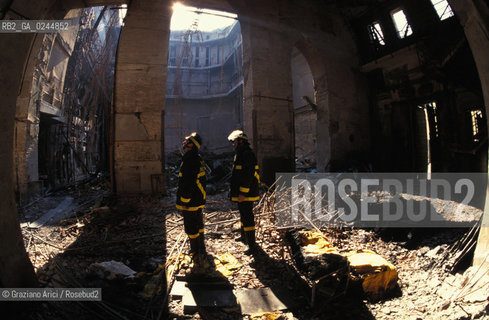 Venezia,febbraio 1996.Interni del Gran Teatro La Fenice dopo il devastante incendio del 29.01.1996:i resti del palcoscenico.teatro interno fuoco incendio fiamme distruzione bruciare -Venice, february 1996.Interior of the Gran teatro La Fenice after the fire of 29.01.1996: the ruin of the stage. burn fire blaze theatre interior ©Graziano Arici/Rosebud2