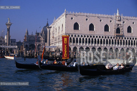 Venezia,1989. Manifestazione contro lExpo. NO EXPO.Expo protesta manifestazione politica Palazzo Ducale San Marco bacino barche gondola.Venice,1989. Demonstration against the Expo ©Graziano Arici/Rosebud2