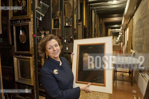 Venice 14/10/11 - The Director of Venice Museums Doundation Gabriella Belli in Correr Museum - La Direttrice della Fondazione dei musei Civici di Venezia nei depositi del Museo Correr  con un quadro di Ferrante DAvalos di ispirazione leonardesca arte ©Graziano Arici/Rosebud2