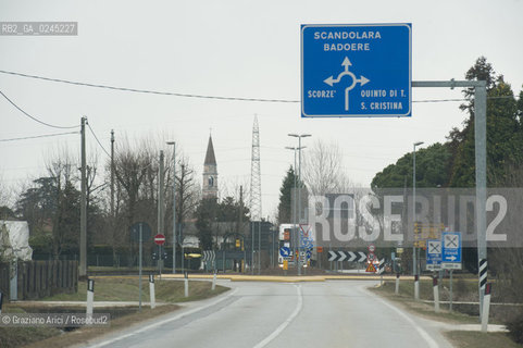 Venezia1/2/12 - Ponteggi e tralicci elettrici dellENEL a Zero Branco Terna ©Graziano Arici/Rosebud2