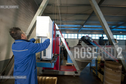 Foiano (Arezzo) 21/3/12 - Preparazione dei plateau con torba e seme impillolato ©Graziano Arici/Rosebud2