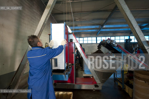 Foiano (Arezzo) 21/3/12 - Preparazione dei plateau con torba e seme impillolato ©Graziano Arici/Rosebud2