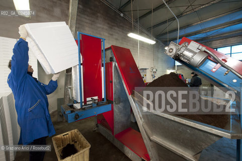 Foiano (Arezzo) 21/3/12 - Preparazione dei plateau con torba e seme impillolato ©Graziano Arici/Rosebud2