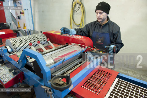 Foiano (Arezzo) 21/3/12 - Preparazione dei plateau con torba e seme impillolato ©Graziano Arici/Rosebud2
