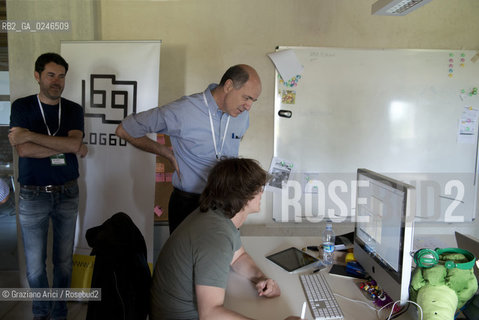 Rocade (TV) 26/5/12: Il Ministro Corrado Passera e Riccardo Donadon con alcuni star uppers presoo il Centro per la ricerca e linnovazione tecnologica H-Farm - The Center for the research and the technologic innovation builded by Riccardo Donadon incubatore star up economia ©Graziano Arici/Rosebud2