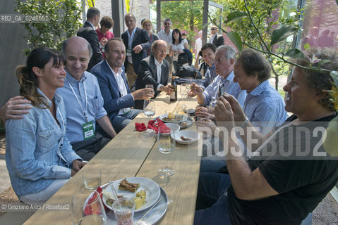 Rocade (TV) 26/5/12: Renzo Rosso fotografa la moglie assieme al Ministro Corrado Passera  al Convegno Italia Startup presso il Centro per la ricerca e linnovazione tecnologica H-Farm - The Center for the research and the technologic innovation builded by Riccardo Donadon incubatore star up economia ©Graziano Arici/Rosebud2