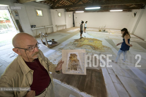 Venice 19/06/12 - II prof.Giuseppe Ranchetti della Accademia di Belle Arti di Venezia con gli allievi del II Biennio di Scenografia al lavoro per la preparazione delle scene  ©Graziano Arici/Rosebud2