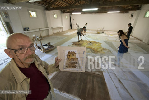 Venice 19/06/12 - II prof.Giuseppe Ranchetti della Accademia di Belle Arti di Venezia con gli allievi del II Biennio di Scenografia al lavoro per la preparazione delle scene  ©Graziano Arici/Rosebud2