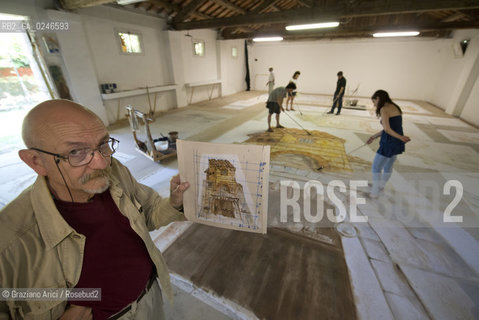 Venice 19/06/12 - II prof.Giuseppe Ranchetti della Accademia di Belle Arti di Venezia con gli allievi del II Biennio di Scenografia al lavoro per la preparazione delle scene  ©Graziano Arici/Rosebud2