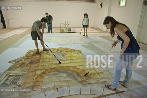 Venice 19/06/12 - Gli allievi del II Biennio di Scenografia della Accademia di Belle Arti di Venezia  al lavoro per la preparazione delle scene  ©Graziano Arici/Rosebud2
