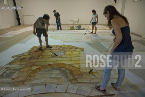 Venice 19/06/12 - Gli allievi del II Biennio di Scenografia della Accademia di Belle Arti di Venezia  al lavoro per la preparazione delle scene  ©Graziano Arici/Rosebud2