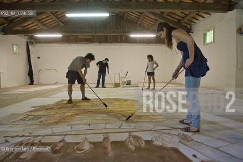 Venice 19/06/12 - Gli allievi del II Biennio di Scenografia della Accademia di Belle Arti di Venezia  al lavoro per la preparazione delle scene  ©Graziano Arici/Rosebud2
