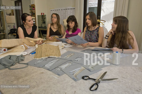 Venice 19/06/12 - Gli allievi di Scenografia della Accademia di Belle Arti di Venezia preparano in sartoria i costumi per lOpera Loccasione fa luomo ladro di  Gioacchino Rossini in programmazione il 12 ottobre 2012 al Gran Teatro La Fenice. Da sin. la professoressa Giovanna Fiorentini, Eloisa Turello, Olga Gutu, Laura Palumbo, autrice dei costumi dellallestimento, Sofia Farnea ©Graziano Arici/Rosebud2