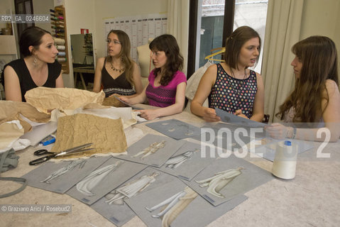 Venice 19/06/12 - Gli allievi di Scenografia della Accademia di Belle Arti di Venezia preparano in sartoria i costumi per lOpera Loccasione fa luomo ladro di  Gioacchino Rossini in programmazione il 12 ottobre 2012 al Gran Teatro La Fenice. Da sin. la professoressa Giovanna Fiorentini, Eloisa Turello, Olga Gutu, Laura Palumbo, autrice dei costumi dellallestimento, Sofia Farnea ©Graziano Arici/Rosebud2
