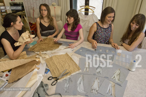 Venice 19/06/12 - Gli allievi di Scenografia della Accademia di Belle Arti di Venezia preparano in sartoria i costumi per lOpera Loccasione fa luomo ladro di  Gioacchino Rossini in programmazione il 12 ottobre 2012 al Gran Teatro La Fenice. Da sin. la professoressa Giovanna Fiorentini, Eloisa Turello, Olga Gutu, Laura Palumbo, autrice dei costumi dellallestimento, Sofia Farnea ©Graziano Arici/Rosebud2