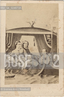 -VENEZIA, JOSEF BERMANN, IMPERATRICE ELISABETTA DAUSTRIA MOGLIE DELL IMPERATORE FRANCESCO GIUSEPPE E I DUE FIGLI, SENZA DATA. STAMPA ALLALBUMINA INCOLLATA SU CARTONE, CARTE DE VISITE, CM 6,3X9,6  ©ARCHIVIO Graziano Arici/Rosebud2  IMPERATRICE SISSI, FOTOANTICHE.-VENICE, JOSEF BERMANN, EMPRESS ELISABETTA DAUSTRIA  WIFE OF THE EMPEROR FRANCESCO GIUSEPPE AND THEIR TWO CHILDREN, UNDATED. ALBUMEN PHOTOGRAPH MOUNTED ON CARDBOARD, CARTE DE VISITE CM 6,3X9,6 ©Graziano Arici/Rosebud2 