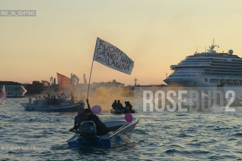 Venice 16/09/12 - A strong demonstration against big cruise ships revealing multiple unsustainable behaviours towards the city of Venice. A growing number of citizens associated in a group called NoGrandiNavi (NoBigShips) and are fighting for a greener and more human Venice. Nave ©Graziano Arici/Rosebud2