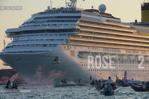 Venice 16/09/12 - A strong demonstration against big cruise ships revealing multiple unsustainable behaviours towards the city of Venice. A growing number of citizens associated in a group called NoGrandiNavi (NoBigShips) and are fighting for a greener and more human Venice. Nave ©Graziano Arici/Rosebud2