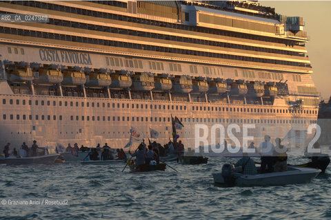 Venice 16/09/12 - A strong demonstration against big cruise ships revealing multiple unsustainable behaviours towards the city of Venice. A growing number of citizens associated in a group called NoGrandiNavi (NoBigShips) and are fighting for a greener and more human Venice. Nave ©Graziano Arici/Rosebud2