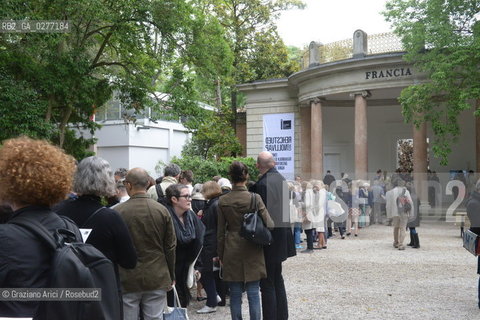 Venice 28 may 2013 - 55th Exhibition Biennale Gardens British Pavillon coda folla people - artist arte ©Graziano Arici/Rosebud2