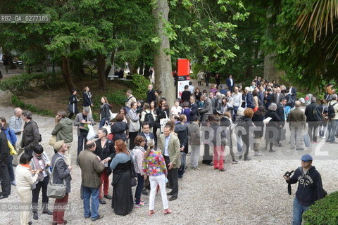 Venice 28 may 2013 - 55th Exhibition Biennale Gardens British Pavillon coda folla people - artist arte ©Graziano Arici/Rosebud2