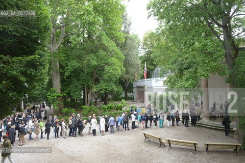 Venice 28 may 2013 - 55th Exhibition Biennale Gardens British Pavillon coda folla people - artist arte ©Graziano Arici/Rosebud2