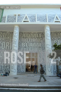 VENEZIA8/06/05 - 51 ESPOSIZIONE INTERNAZIONALE DARTE - IL PADIGLIONE ITALIA INSTALLAZIONE DI BARBARA KRUGER © GRAZIANO ARICI BIENNALE GIARDINI ©Graziano Arici/Rosebud2