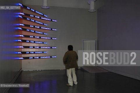 VENEZIA8/06/05 - 51 ESPOSIZIONE INTERNAZIONALE DARTE - INSTALLAZIONE DI JENNY HOLZER ©Graziano Arici/Rosebud2